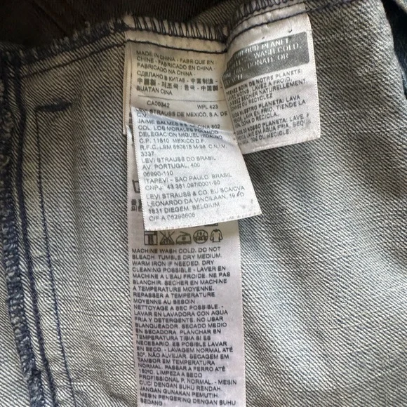 Levi's Light Blue Denim Jacket with Pins Size L - Picture 7 of 8